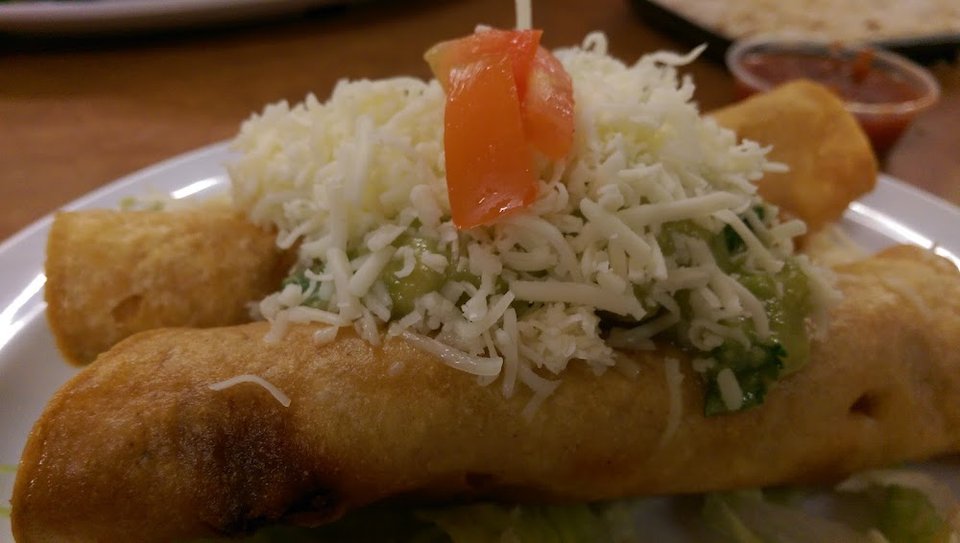 Tacos Dorados de Pollo Con Guacamole